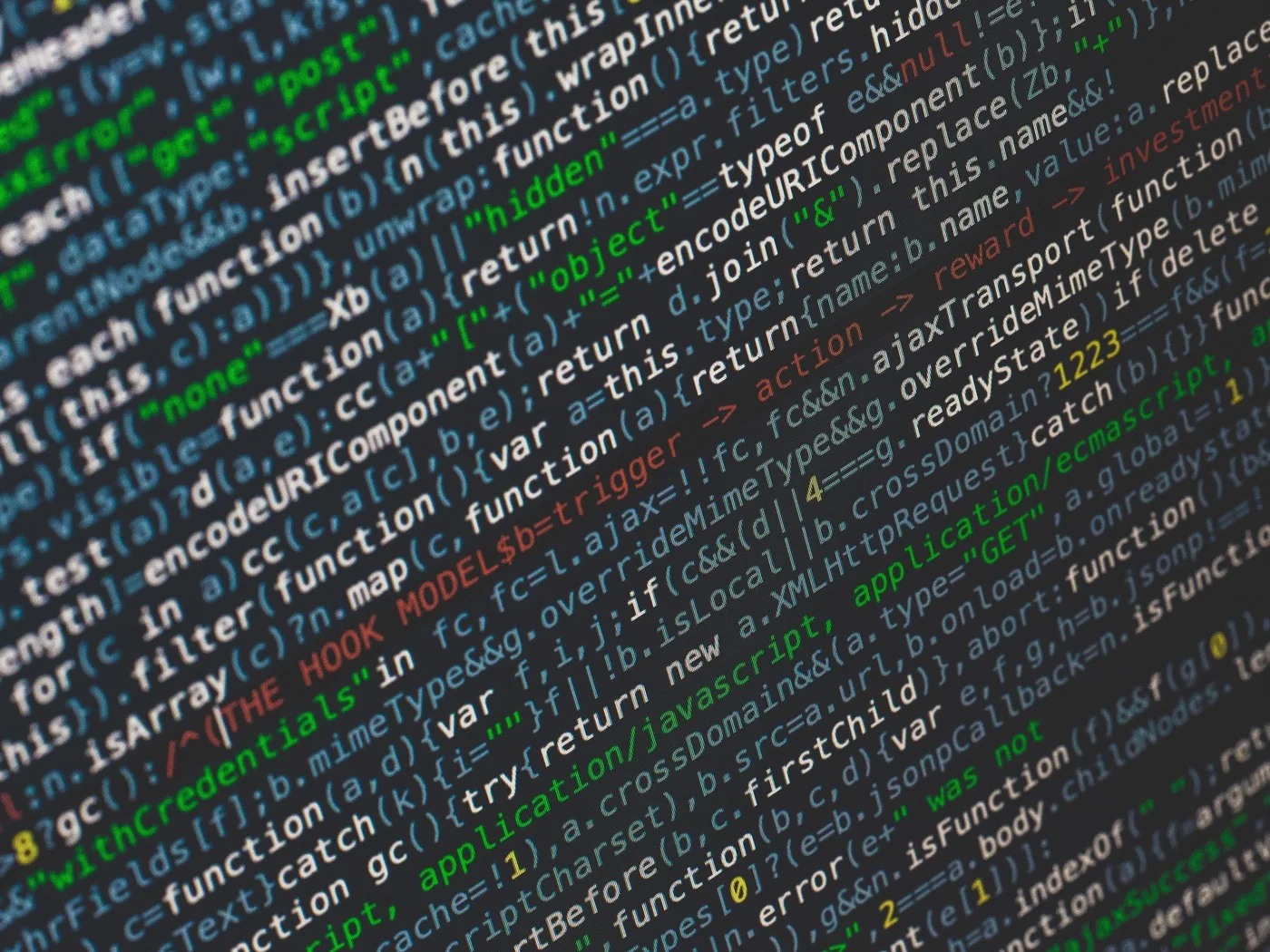 Écran de code et terminal pour rappeler la prudence avant une commande qui modifie des fichiers
