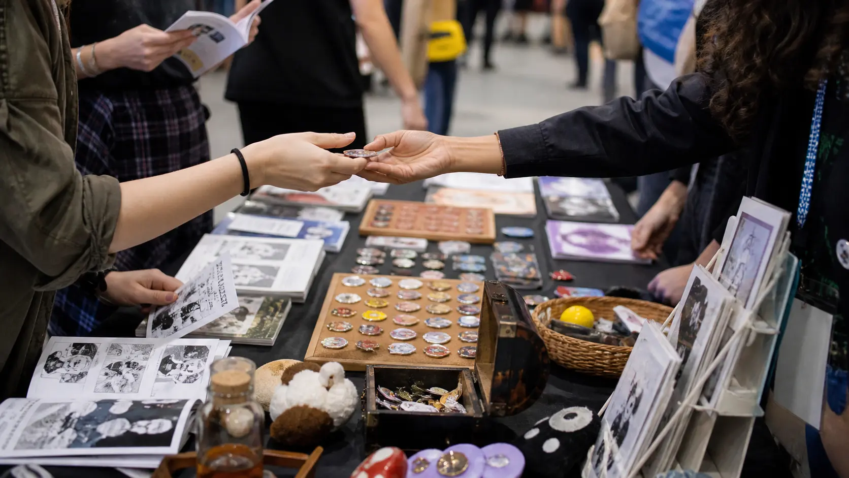 stand de convention avec échanges de badges zines et créations de fans